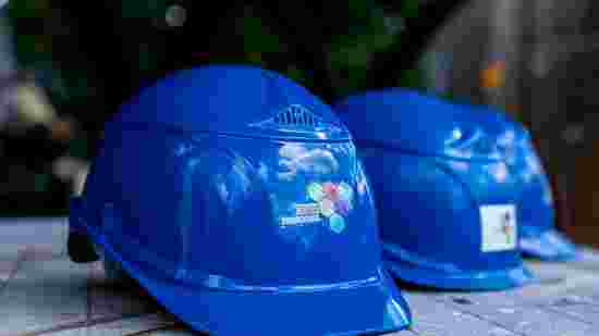 Blauwe helmen met een logo van TEAM Personeel B.V.