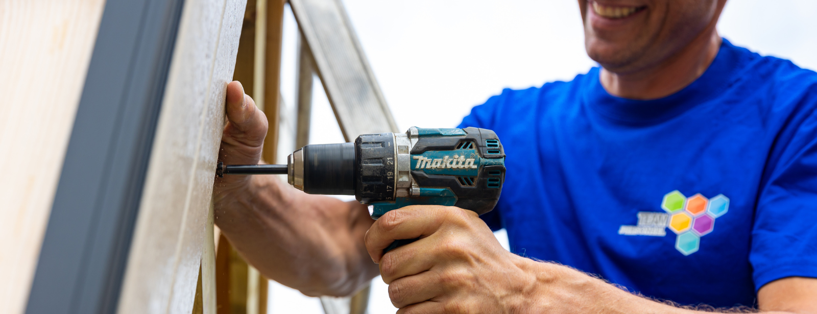 Timmerman die werkt met Makita gereedschap in de bouw.