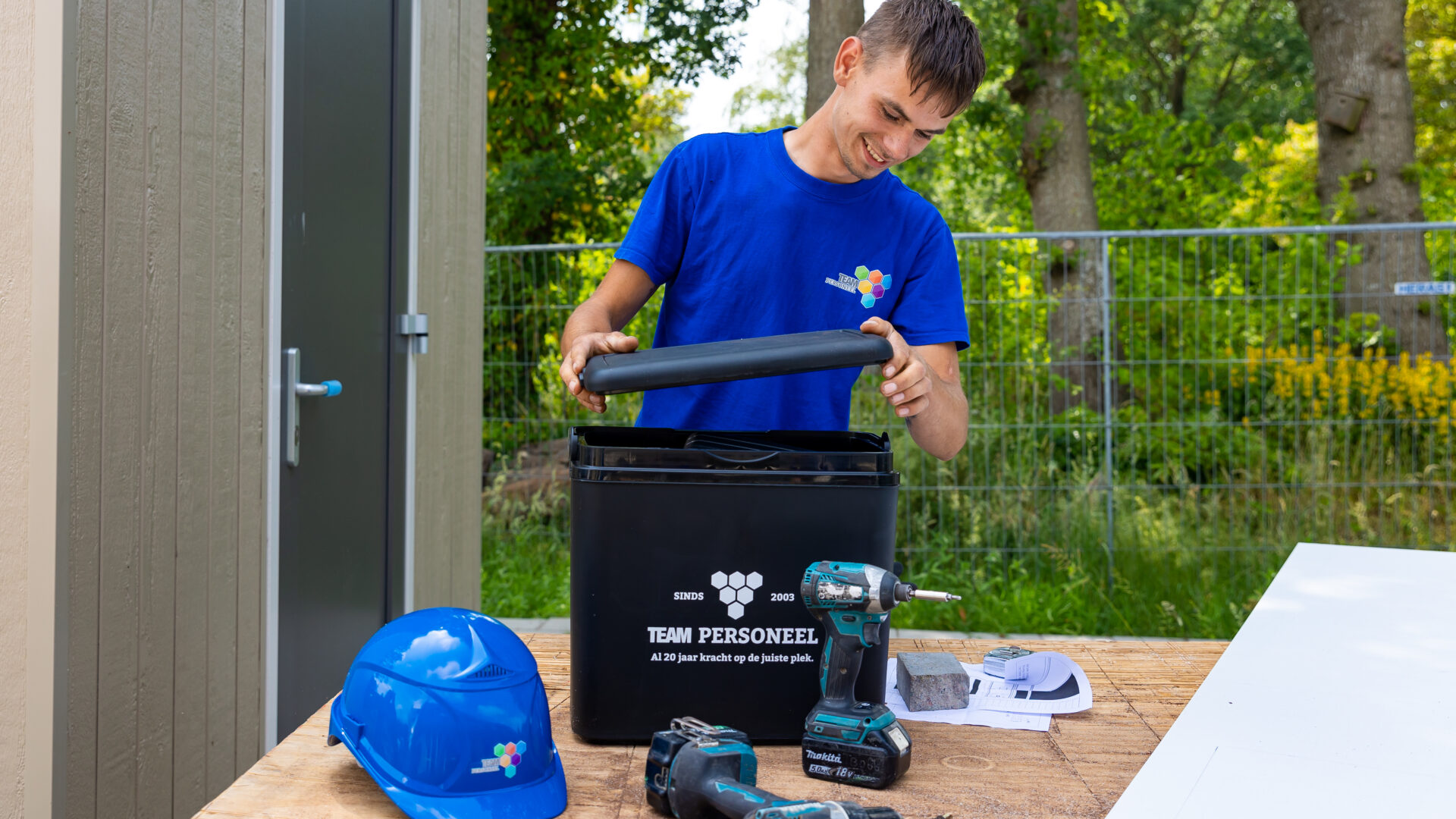 Leerling timmerman die zijn accessoires bekijkt in Groningen