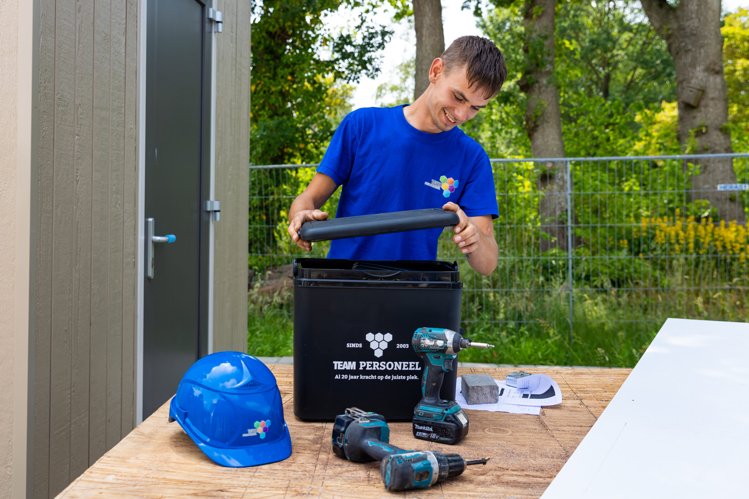 Leerling timmerman die zijn accessoires bekijkt in Groningen